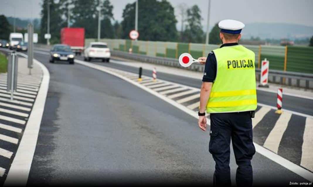 Pracownicy PKS Słupsk dziękują policjantom za szybką interwencję w sprawie kradzieży